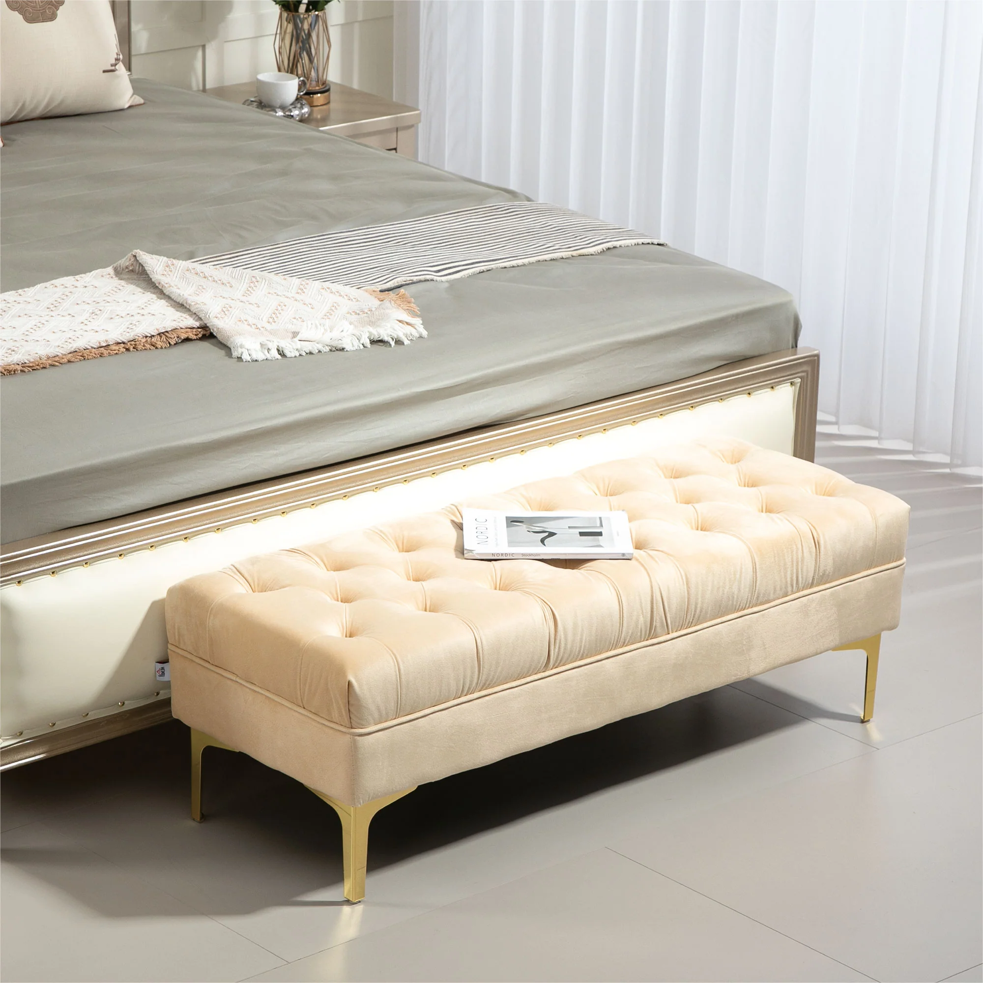 Banc banquette capitonnée bout de lit style classique chic dim. 118L x 45l x 42H cm piètement métal doré velours beige - Image 3