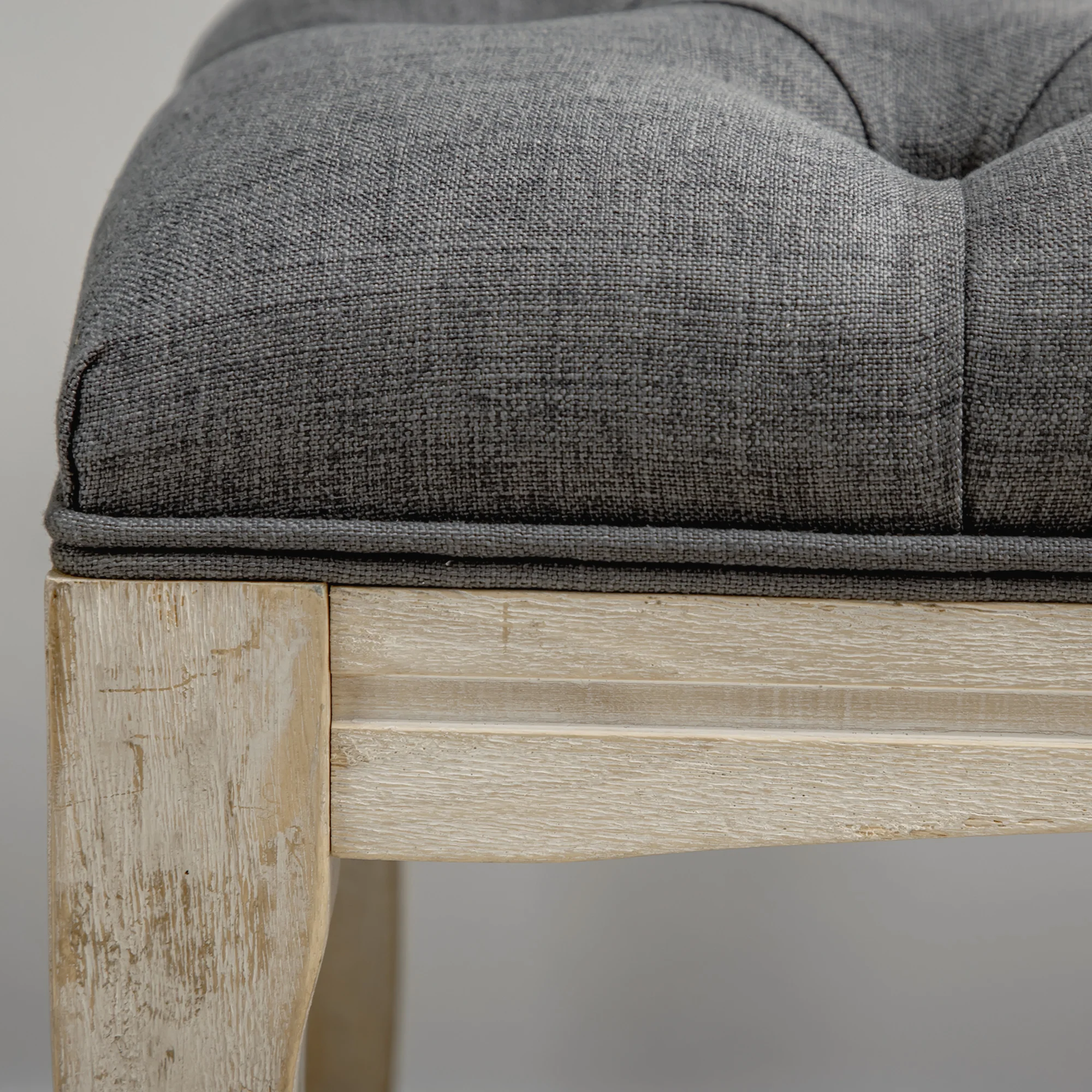 Banc Banquette capitonnée Style Classique 110 cm Bout de lit Rembourrée en lin piètement Bois hévéa sculpté Lin Gris - Image 9