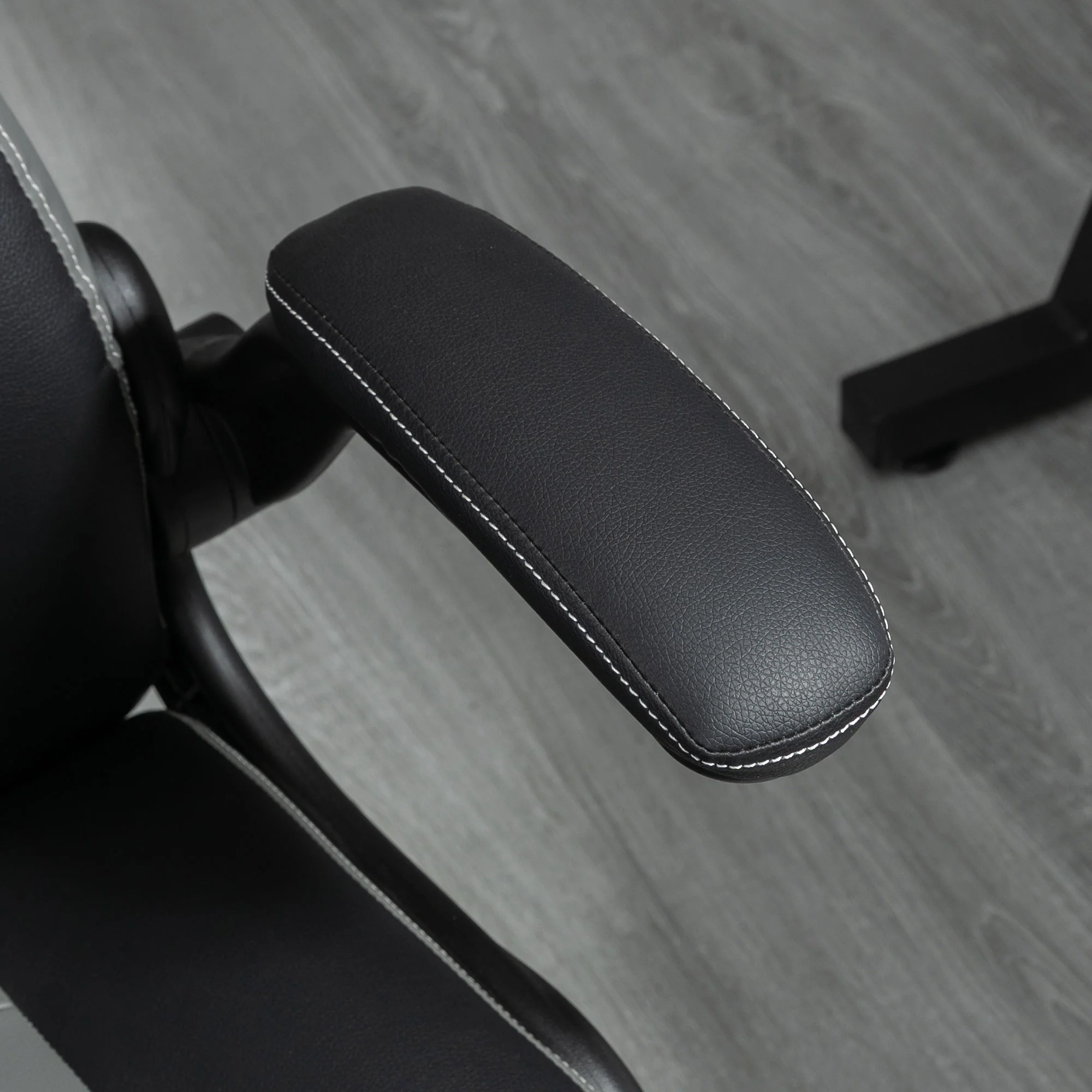 Chaise de gaming ergonomique avec base ronde métal pivotante 360° hauteur réglable têtière accoudoirs relevables PVC gris noir - Image 10