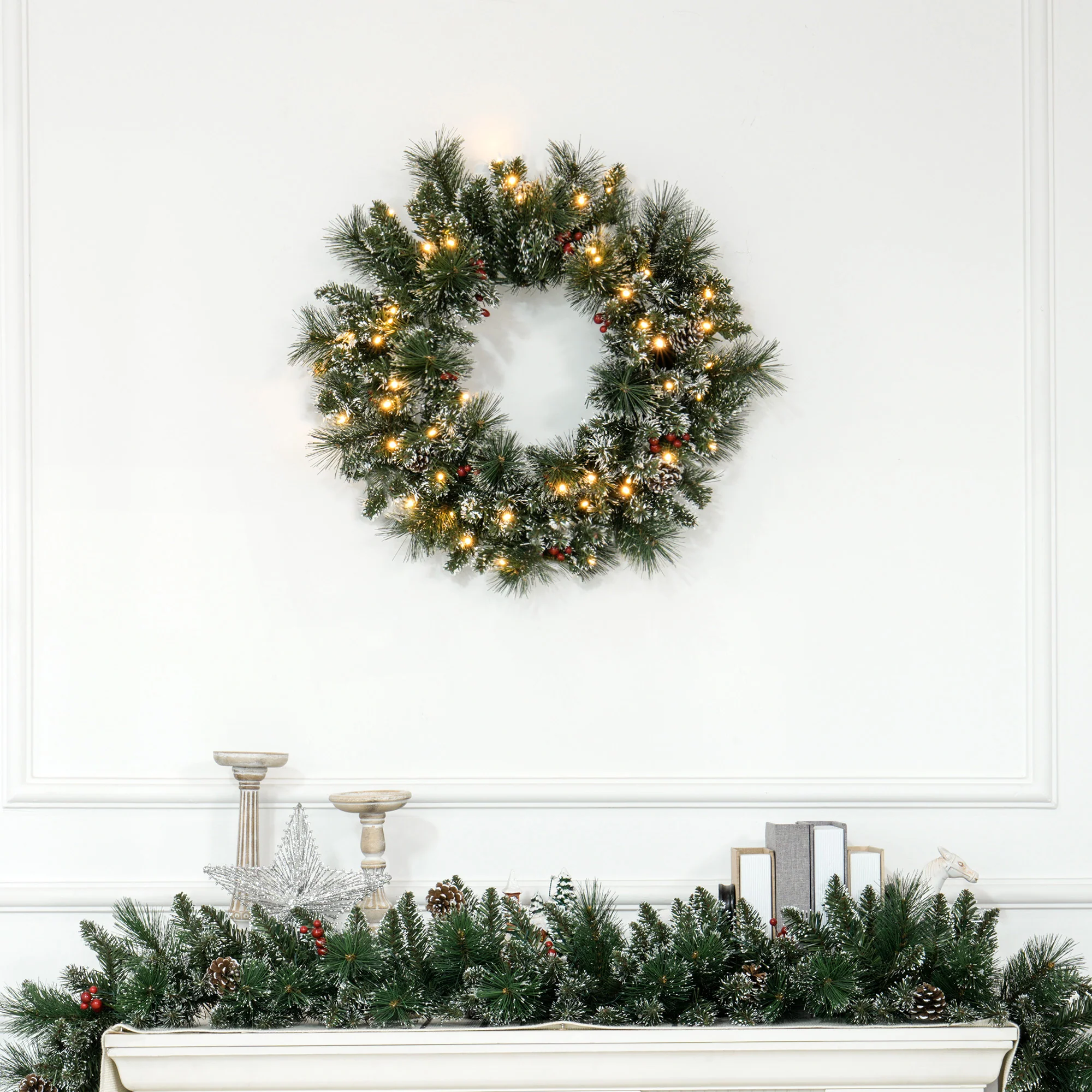 Couronne de No?l porte artificielle 60 CM décoration de No?l lumineuse avec pommes de pin et grappes de baies, lumières LED et minuterie, pour porte, fenêtre ou cheminée, vert - Image 3