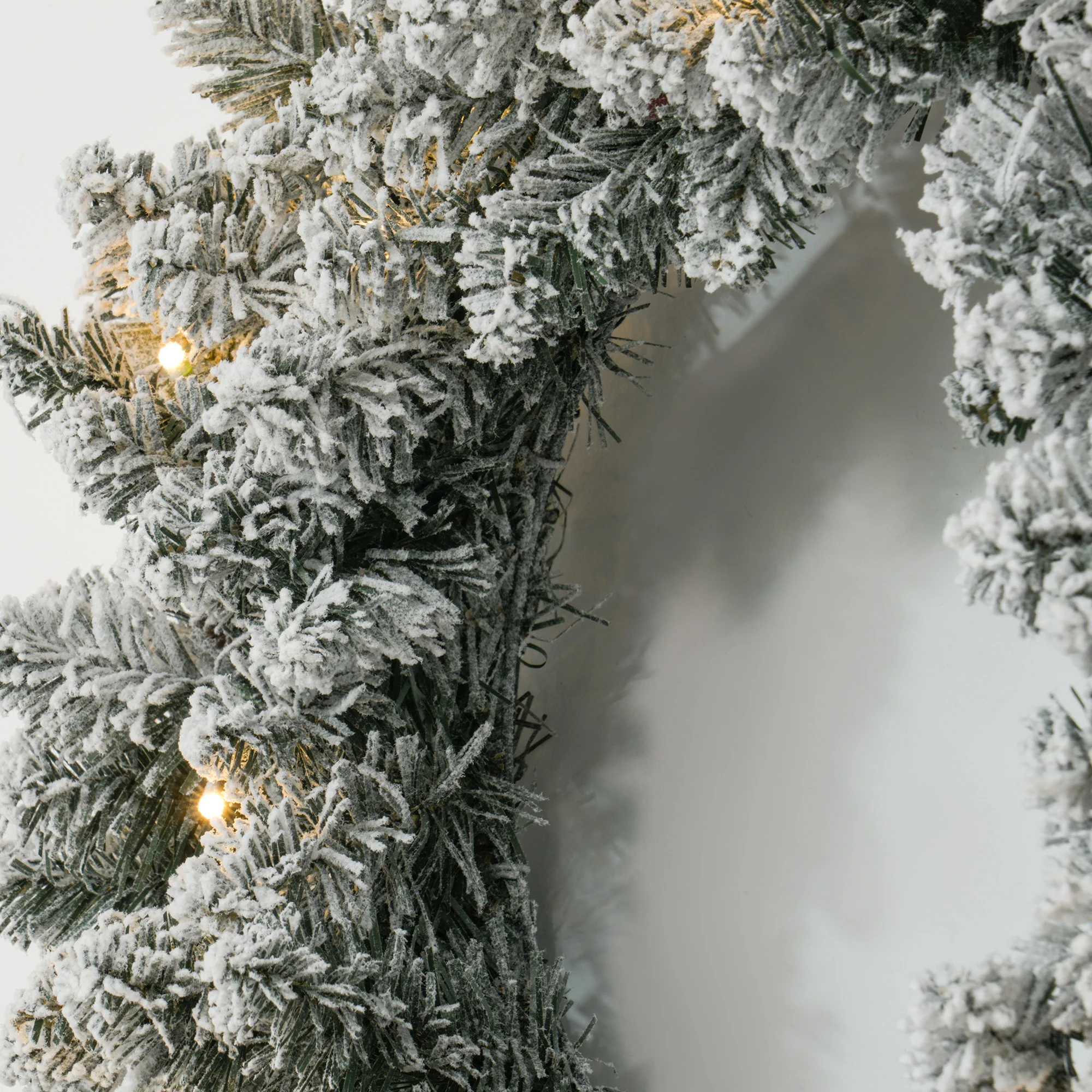 Couronne de Noël porte givrée artificielle 60 CM décoration de Noël lumineuse avec pommes de pin et baies rouges, lumières LED et minuterie, pour porte, fenêtre ou cheminée, vert - Image 10