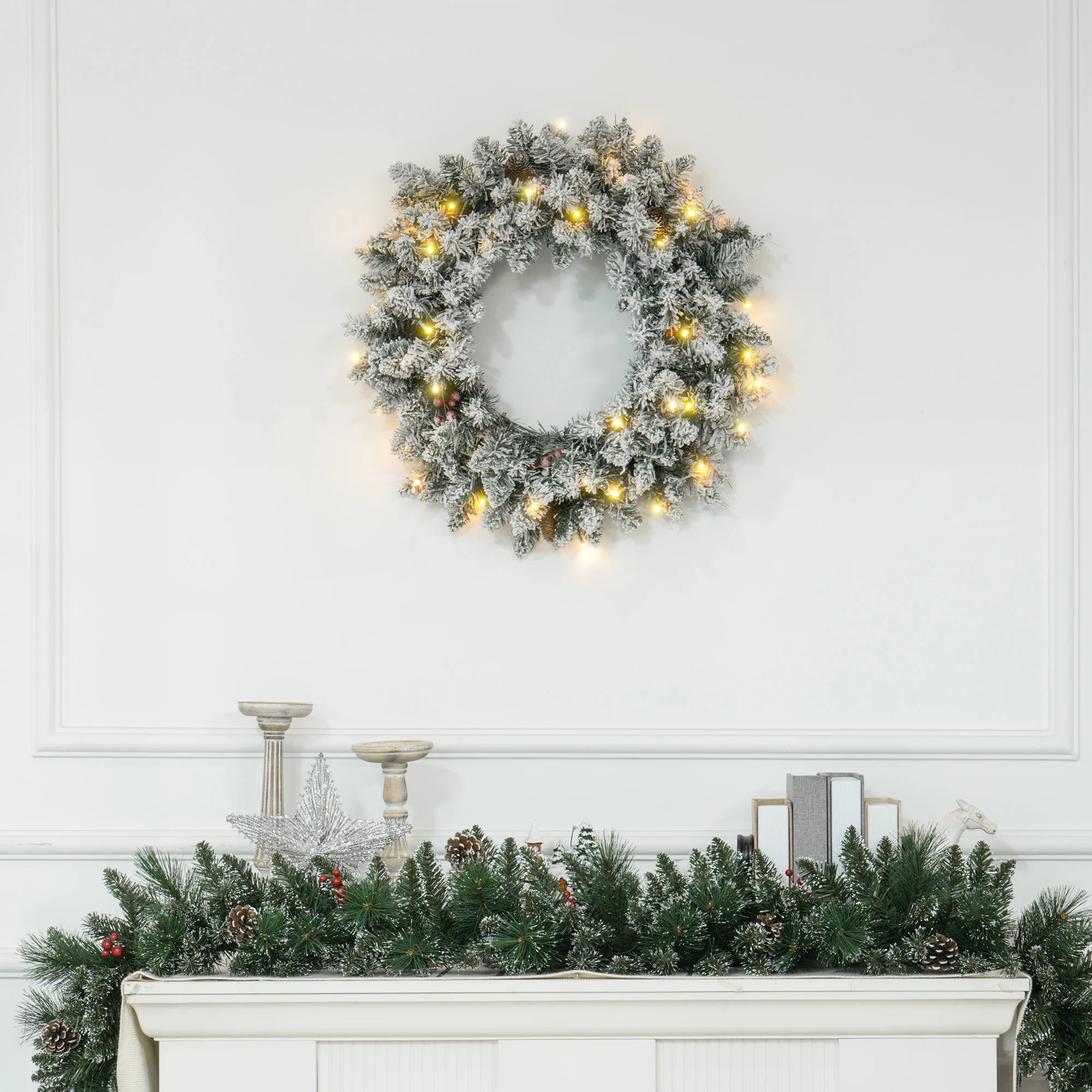Couronne de Noël porte givrée artificielle 60 CM décoration de Noël lumineuse avec pommes de pin et baies rouges, lumières LED et minuterie, pour porte, fenêtre ou cheminée, vert - Image 3