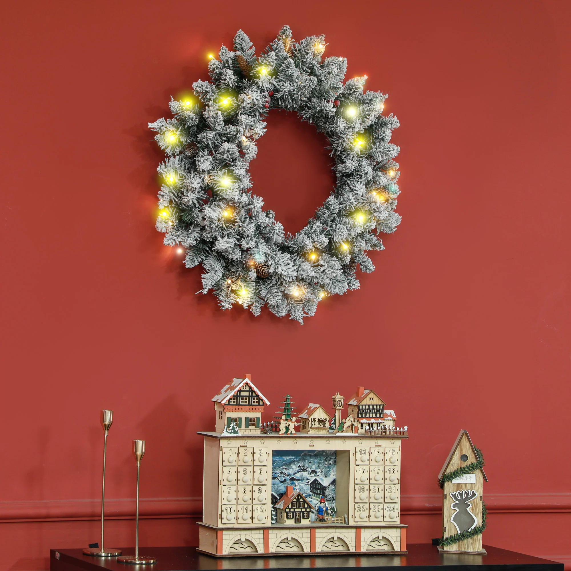 Couronne de Noël porte givrée artificielle 60 CM décoration de Noël lumineuse avec pommes de pin et baies rouges, lumières LED et minuterie, pour porte, fenêtre ou cheminée, vert - Image 9