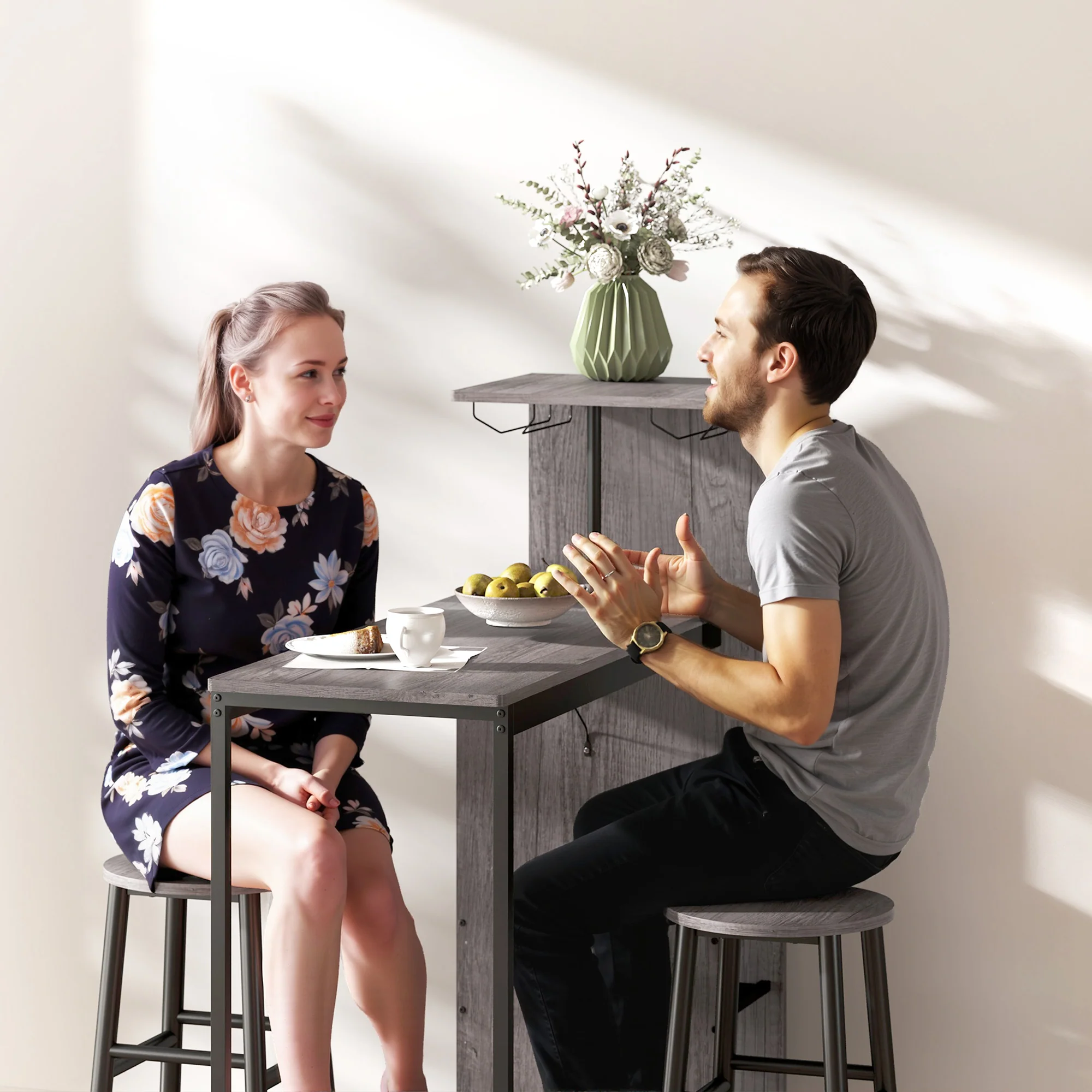 Ensemble table de bar avec tabourets, table à manger debout avec 2 chaises de bar rond avec repose-pieds, avec étagères de rangement, casiers à vin, porte-verres, effet bois naturel - Image 10