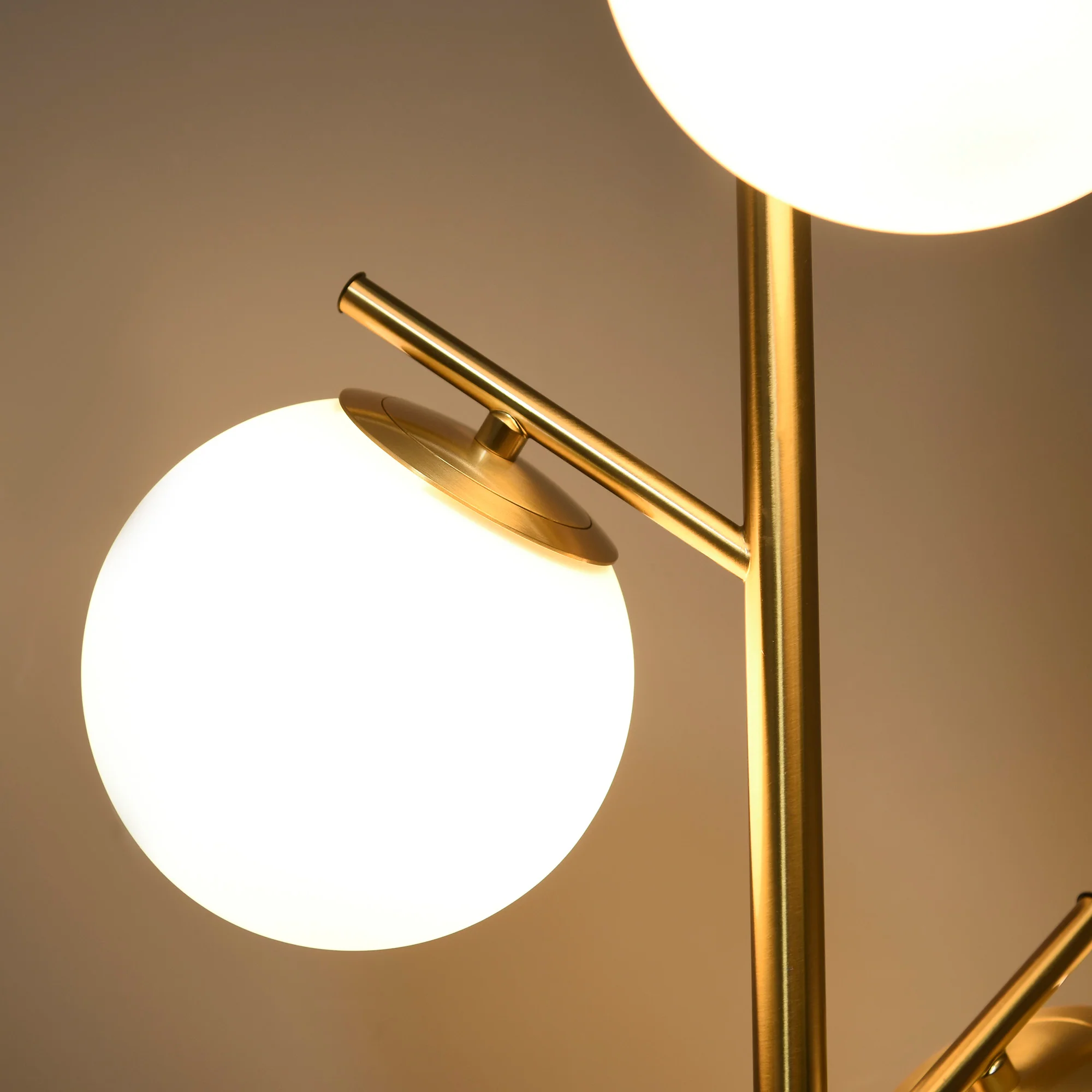 Lampadaire sur pied salon en métal doré avec 3 abat-jours globe blanc verre dépoli - 40W - ? 27 x 169 cm doré - Image 8