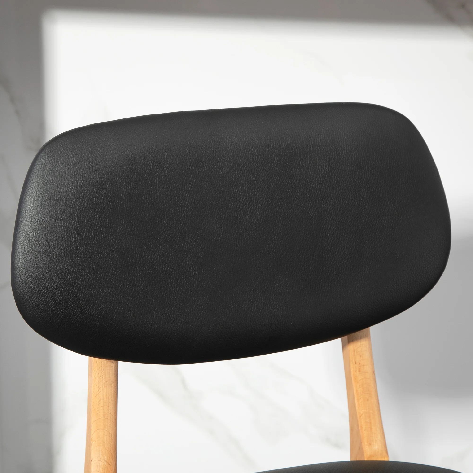 Lot de 2 tabourets de bar, chaises de bar modernes rembourré, assise 65 cm, dossier, repose-pieds et pieds en bois, tabourets de cuisine en cuir synthétique, pour salle à manger, cuisine, noir - Image 10