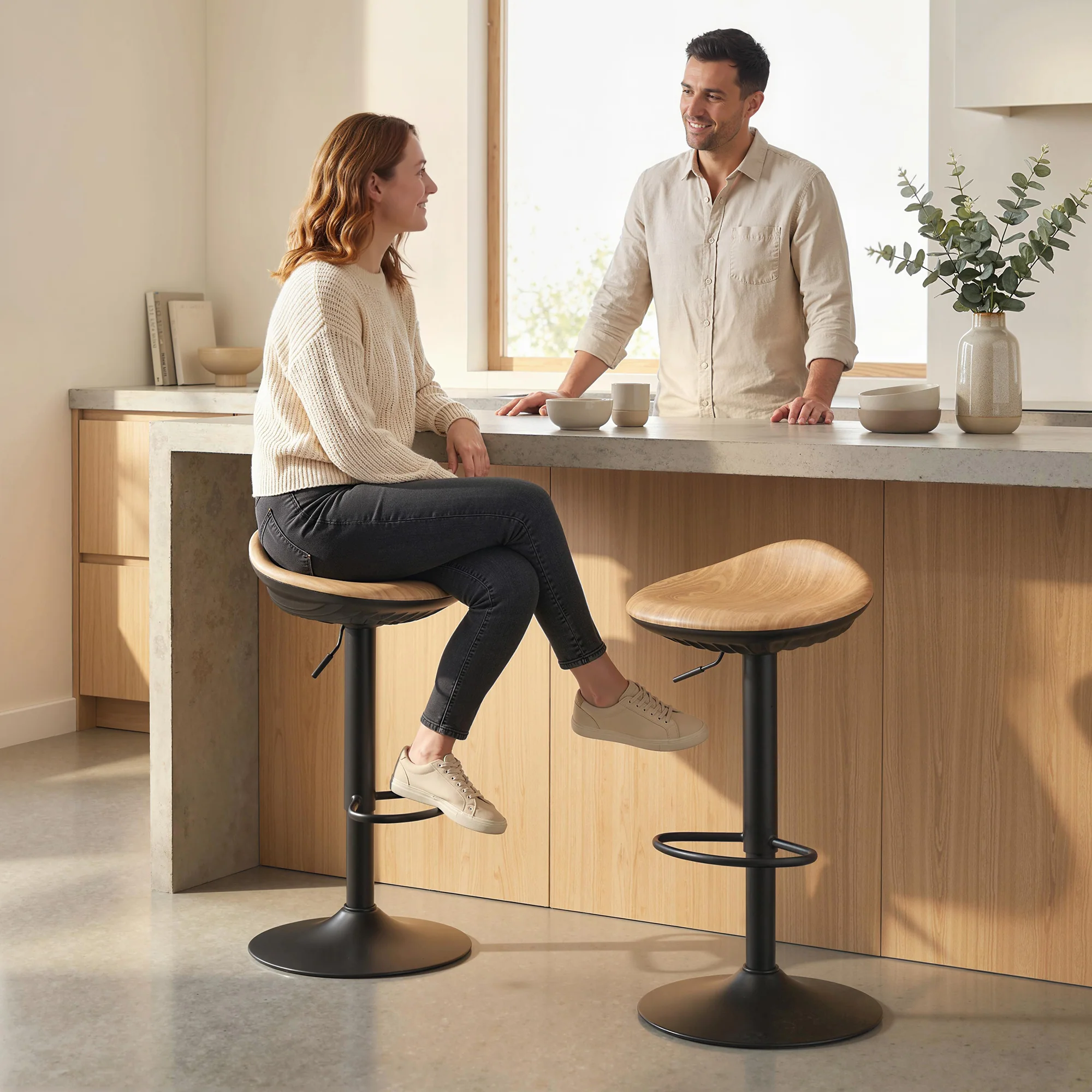 Lot de 2 tabourets de bar, chaises de bar réglables en hauteur, repose-pieds, pivotant 360°, assise selle effet bois en PU, base en acier, pour salle à manger, comptoir, 40x40x63-84cm, chêne - Image 3