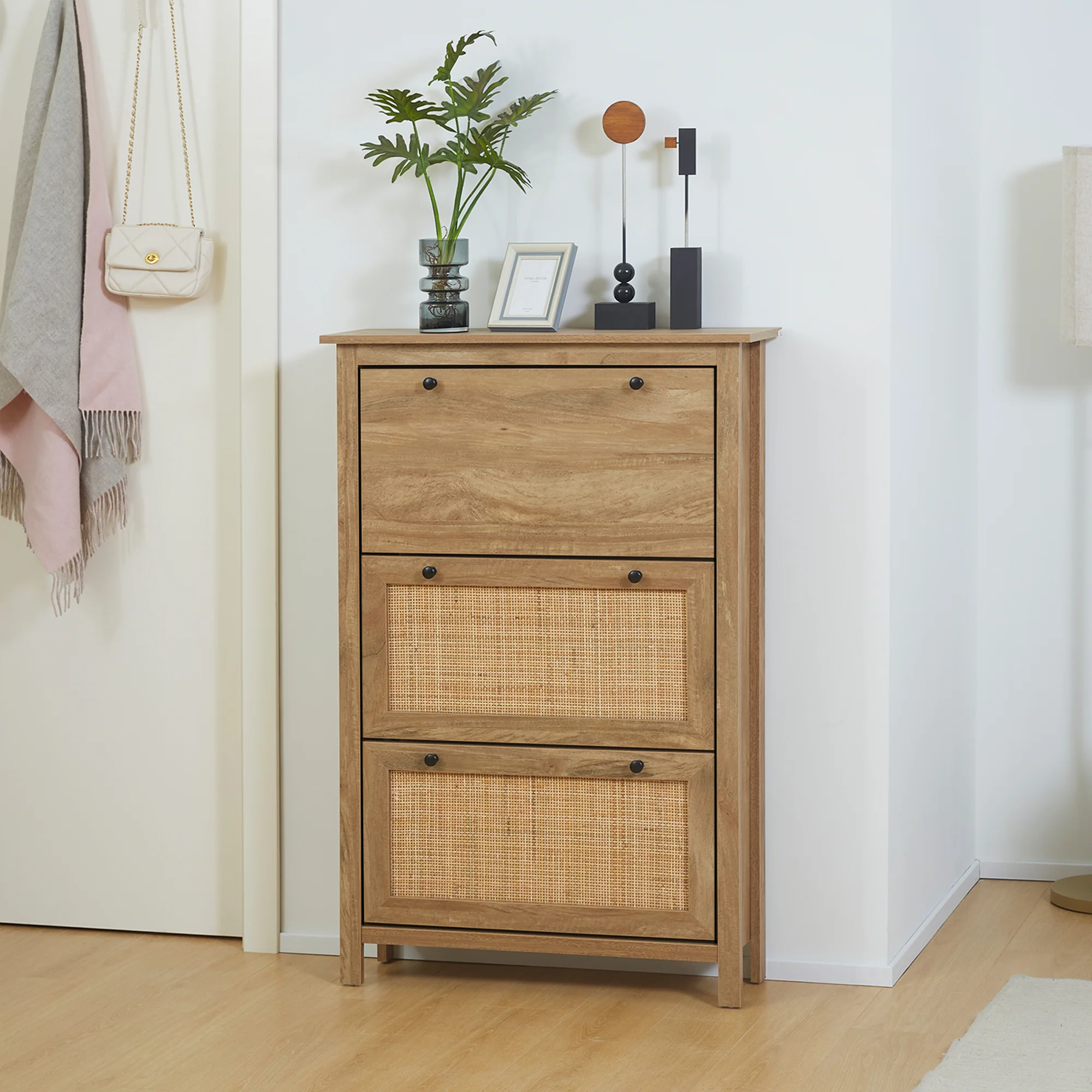 Meuble chaussure entrée, armoire à chaussures avec 3 tiroirs à portes abattants effet cannage rotin et étagère réglable, meuble d'entrée et couloir 18 paires - 80 x 23,5 x 121,5 cm bois naturel - Image 3