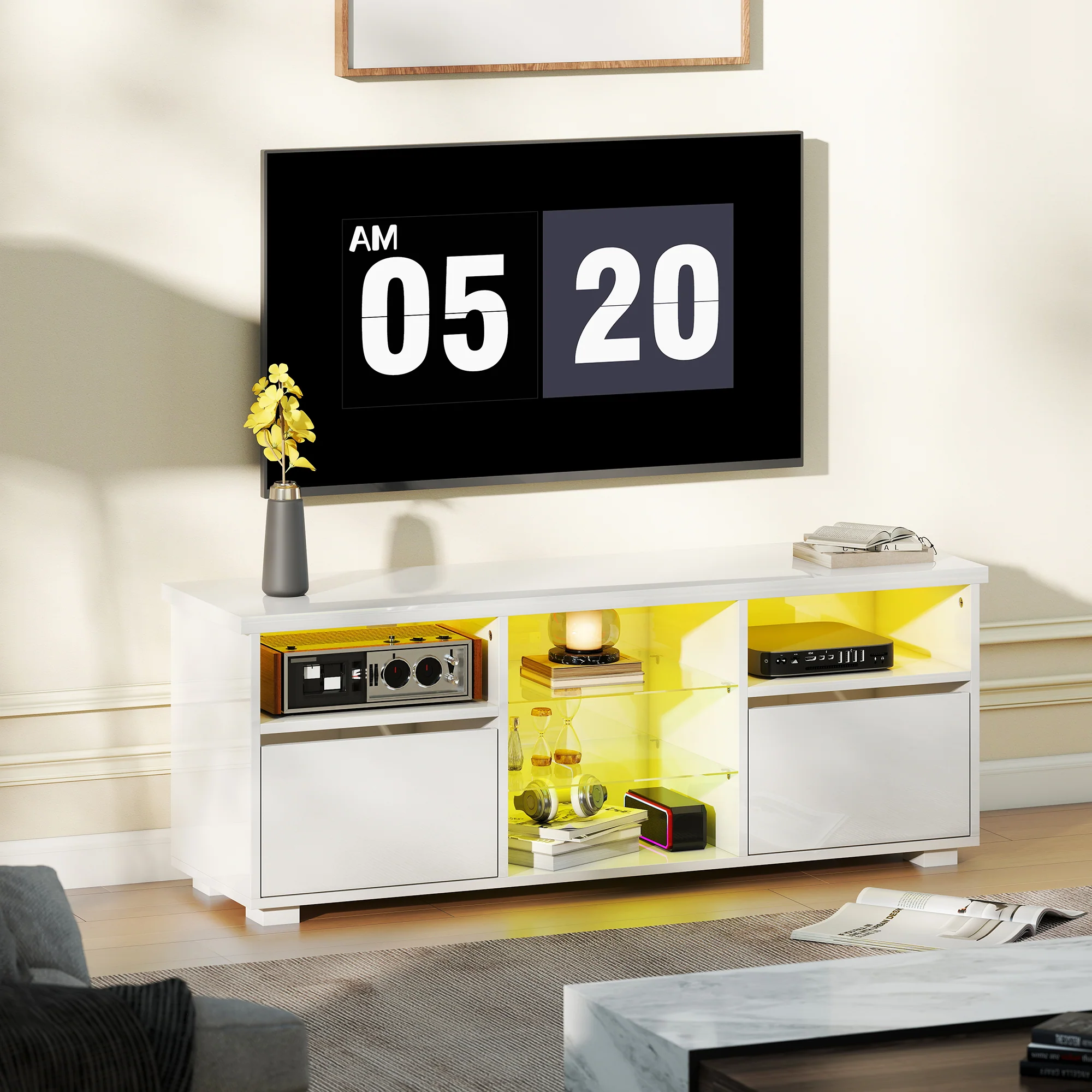 Meuble TV 120 cm, meuble télé pour téléviseur jusqu'à 55 pouces avec éclairage LED et télécommande, étagères en verre réglables, compartiments ouverts et passe-câbles, banc TV pour salon blanc - Image 3