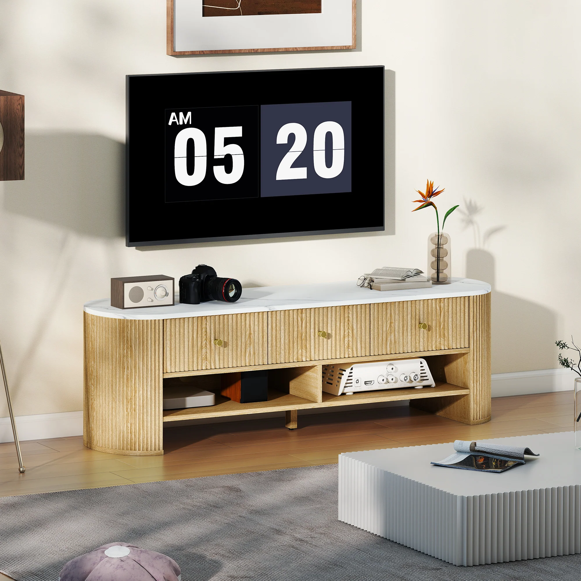 Meuble TV 140 cm, meuble télé pour téléviseur 32-65 pouces effet marbre avec 3 tiroirs fa?ades à cannelures, 2 étagères ouvertes et 2 trous pour cables, banc TV moderne, effet bois naturel - Image 3