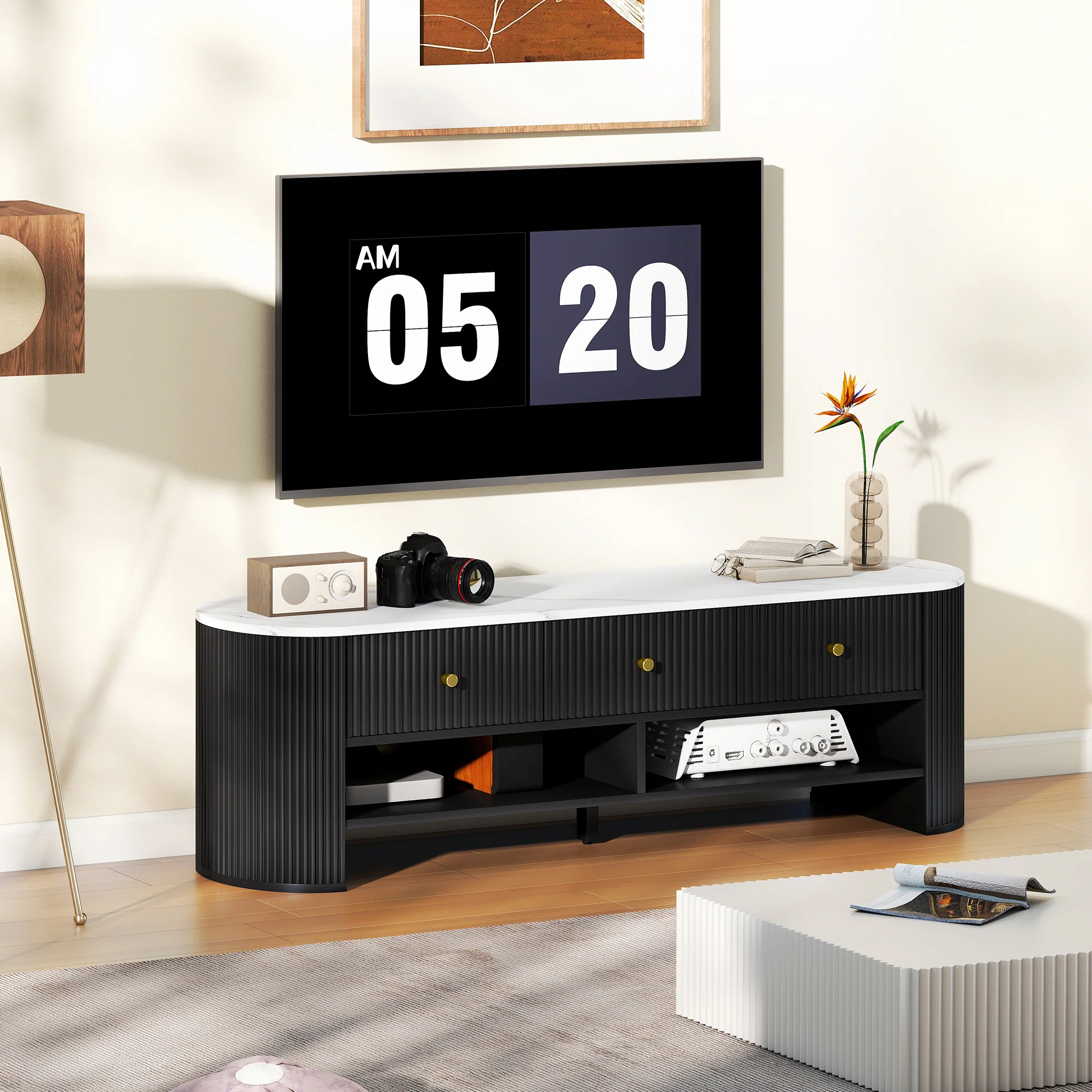 Meuble TV 140 cm, meuble télé pour téléviseur 32-65 pouces effet marbre avec 3 tiroirs façades à cannelures, 2 étagères ouvertes et 2 trous pour câbles, banc TV moderne, noir - Image 3