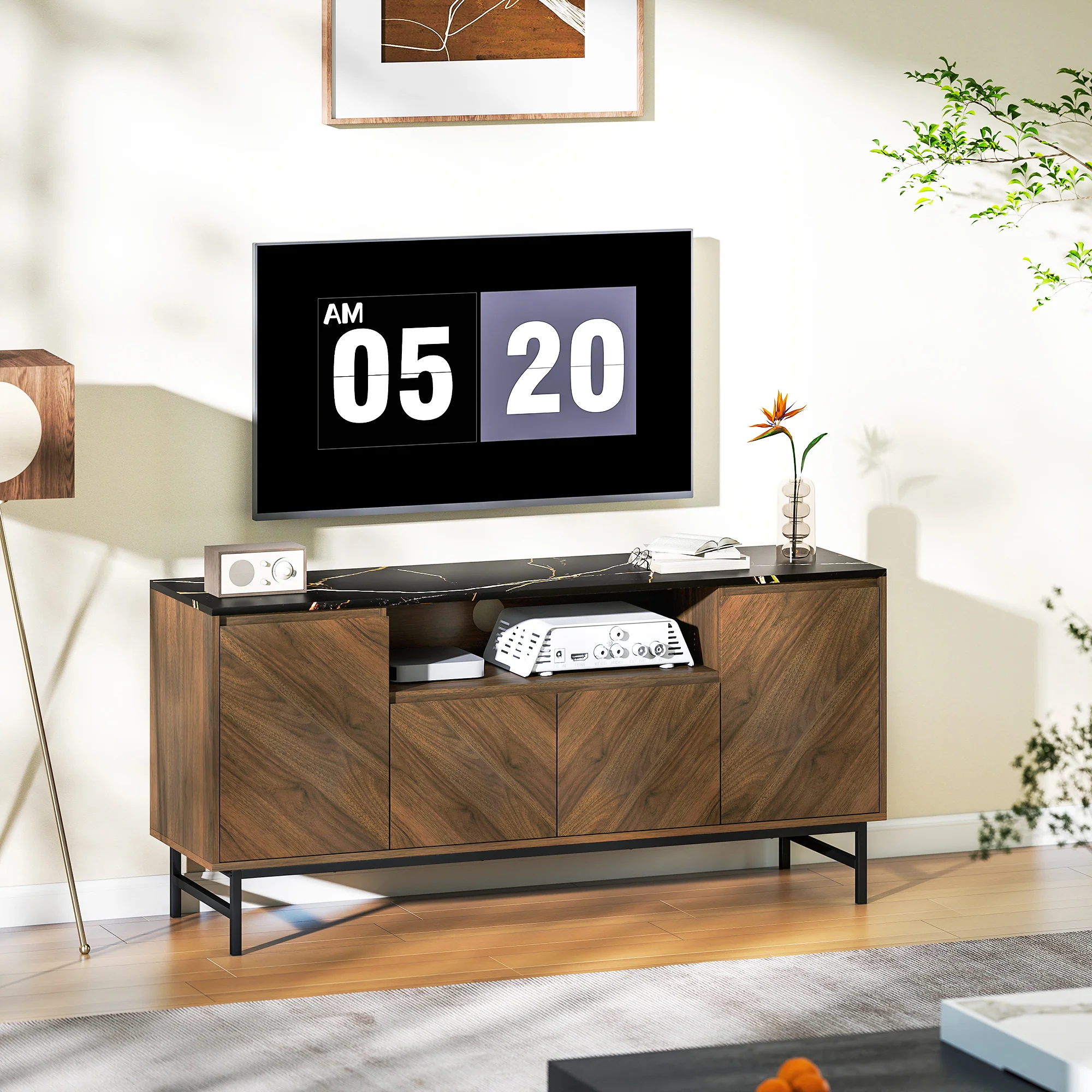 Meuble TV jusqu'à 65 pouces meuble télé bois avec compartiment ouvert, portes, étagères réglables et passe-cables, banc TV moderne effet marbre pour salon chambre à coucher, 140x39x66cm, noyer - Image 3